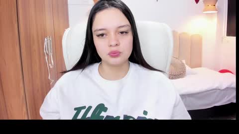  Bella Hadid  online show from February 16, 2025, 11:27 am