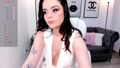  Bella Hadid  online show from March 11, 2025, 3:45 pm