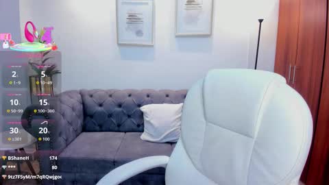 Bella Hadid  online show from September 14, 2025, 11:20 am