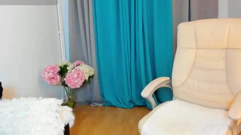 BellaAnna online show from February 28, 2025, 12:42 pm