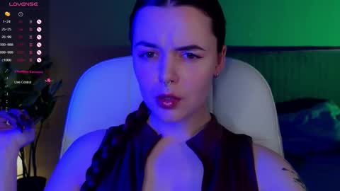 belladevile_ online show from October 5, 2025, 7:28 am