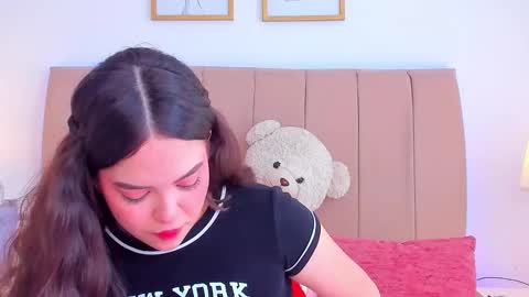 BellaFontana online show from November 19, 2025, 3:01 pm