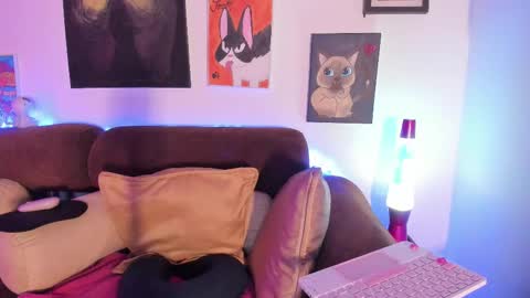 Bella online show from March 12, 2025, 10:07 pm