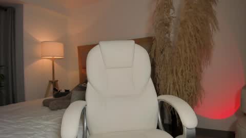 Snapshot of bellamia_ chatting on January 2, 2025, 12:13 am Bella Mia online show from January 2, 2025, 12:13 am