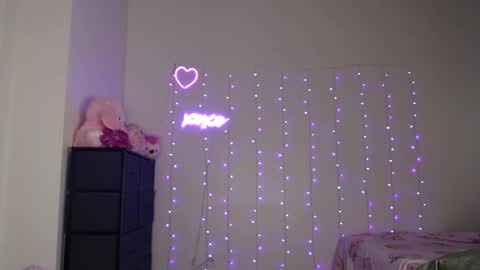 Snapshot of bellamonroee chatting on December 24, 2024, 6:11 am Bella Monroe online show from December 24, 2024, 6:11 am