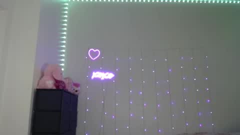 Snapshot of bellamonroee chatting on December 24, 2024, 9:17 am Bella Monroe online show from December 24, 2024, 9:17 am