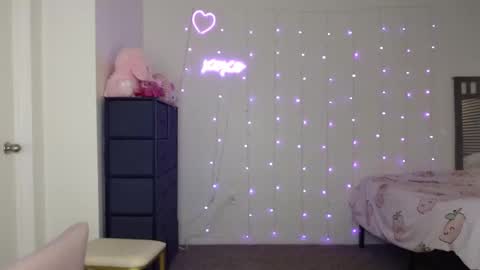 Snapshot of bellamonroee chatting on February 14, 2025, 4:47 am Bella Monroe online show from February 14, 2025, 4:47 am