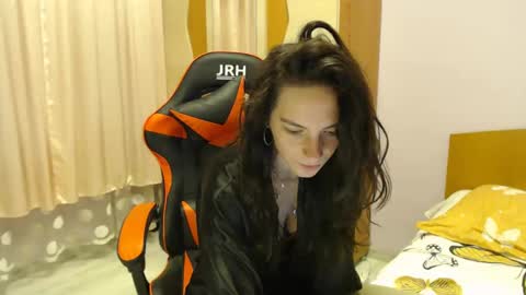 bellaqueen0701 online show from February 16, 2025, 9:59 pm