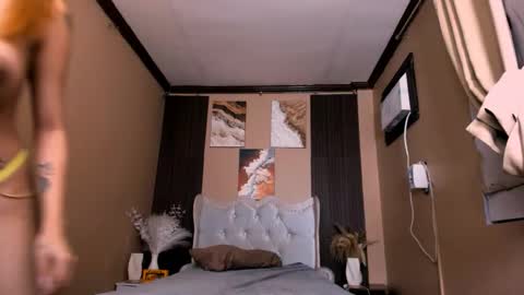 bellecollins online show from December 18, 2025, 8:37 pm