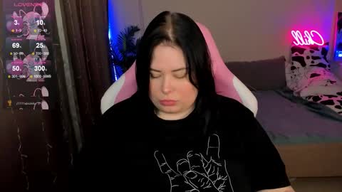 LinaBoo online show from November 25, 2025, 4:51 pm