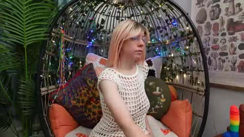 Snapshot of bendingofwillow chatting on September 24, 2025, 11:13 am Willow online show from September 24, 2025, 11:13 am
