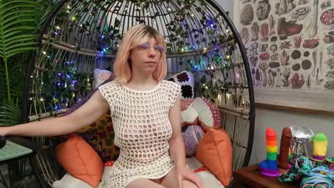 Snapshot of bendingofwillow chatting on October 4, 2025, 11:30 am Willow online show from October 4, 2025, 11:30 am