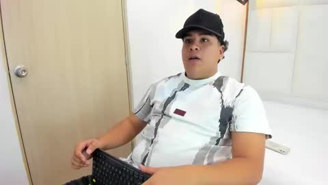 bennett_alejoo online show from September 17, 2025, 4:41 pm