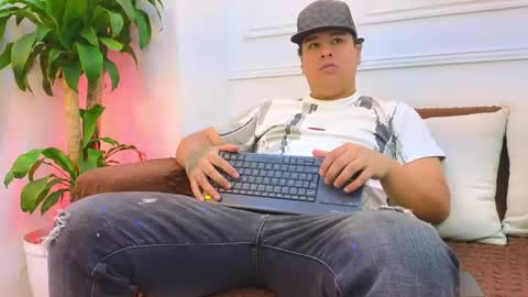 bennett_alejoo online show from April 23, 2026, 7:05 pm