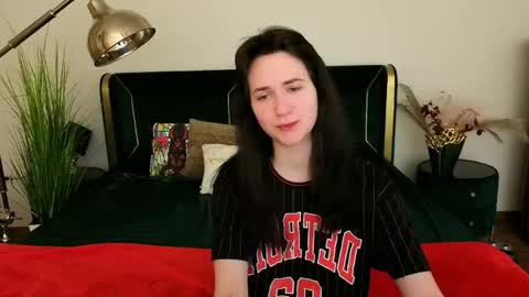 Violette online show from May 3, 2026, 7:53 pm