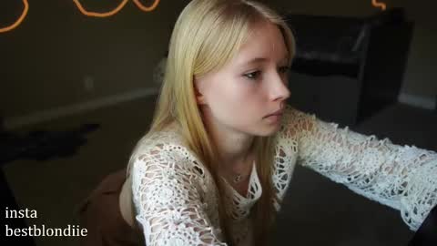 Chloe Next stream on Friday online show from February 21, 2025, 6:15 pm