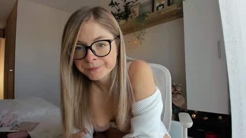 Snapshot of bestgirl_ofthe_neighborhood chatting on October 13, 2025, 7:19 am Vicky   online show from October 13, 2025, 7:19 am