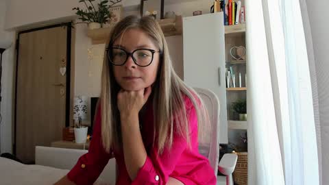 Snapshot of bestgirl_ofthe_neighborhood chatting on October 14, 2025, 7:09 am Vicky   online show from October 14, 2025, 7:09 am