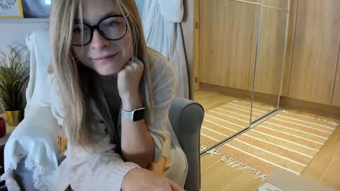 Snapshot of bestgirl_ofthe_neighborhood chatting on October 20, 2025, 6:47 am Vicky   online show from October 20, 2025, 6:47 am