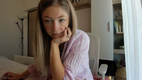 Vicky   online show from November 11, 2025, 7:52 am