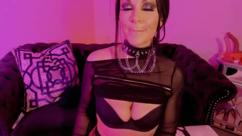 Snapshot of bettybishop chatting on February 14, 2025, 10:49 am NatashaxoBangs online show from February 14, 2025, 10:49 am