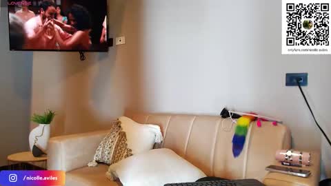 Nicolle Aviles online show from November 3, 2025, 3:08 am