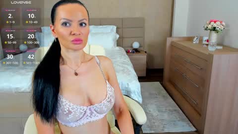 Snapshot of beverly_west chatting on December 9, 2024, 6:34 am Beverly West online show from December 9, 2024, 6:34 am