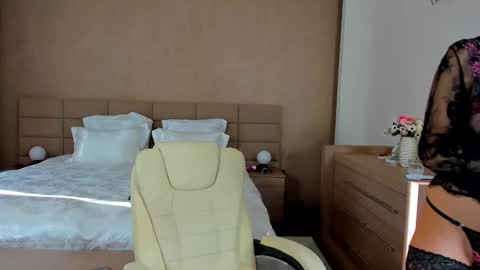 Snapshot of beverly_west chatting on January 17, 2025, 7:41 am Beverly West online show from January 17, 2025, 7:41 am