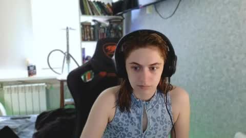 beverly_yay online show from June 8, 2026, 2:39 pm