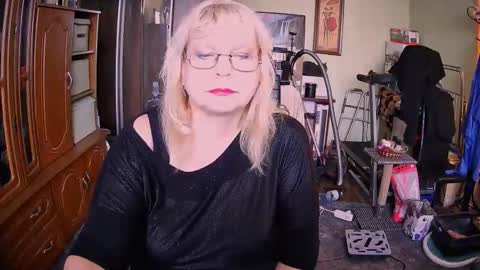Snapshot of beverlycynia chatting on September 29, 2025, 11:15 am BeverlyCynia online show from September 29, 2025, 11:15 am