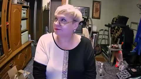 Snapshot of beverlycynia chatting on October 5, 2025, 4:27 pm BeverlyCynia online show from October 5, 2025, 4:27 pm