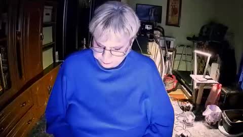 Snapshot of beverlycynia chatting on November 21, 2025, 4:16 pm BeverlyCynia online show from November 21, 2025, 4:16 pm
