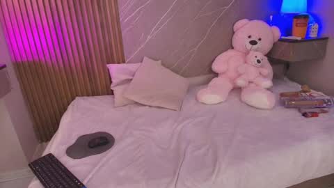 biancaa__18 online show from May 23, 2026, 7:40 pm