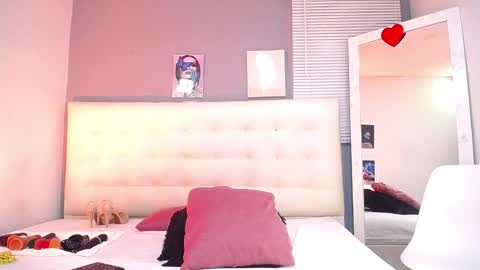 Mia online show from December 7, 2024, 2:35 pm