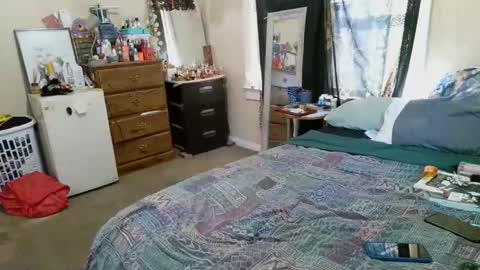 the Mini mami online show from October 15, 2025, 3:01 pm