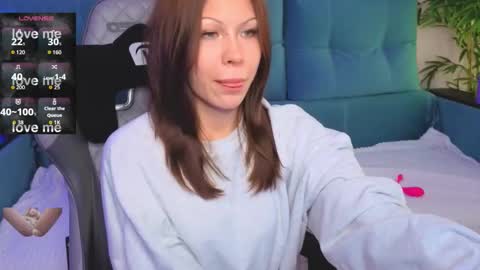 Julia online show from November 14, 2025, 2:38 pm