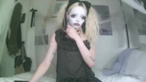 Snapshot of bl0odsyring3 chatting on October 2, 2025, 7:10 pm vampire fang online show from October 2, 2025, 7:10 pm