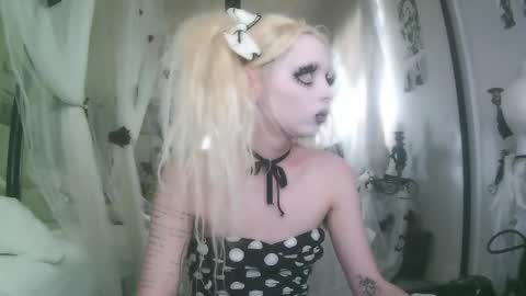 vampire fang  online show from November 28, 2025, 7:49 pm