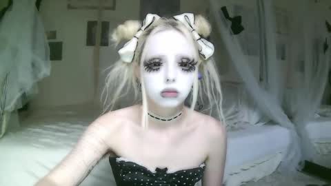 vampire fang  online show from February 11, 2026, 8:03 pm