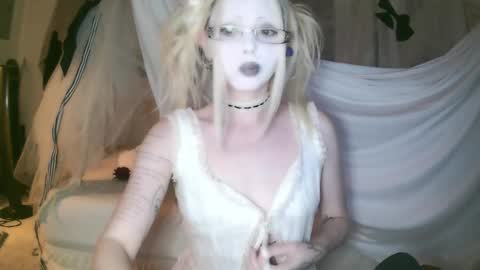 vampire fang  online show from February 15, 2026, 7:16 am