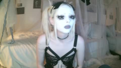 vampire fang  online show from February 20, 2026, 2:30 am