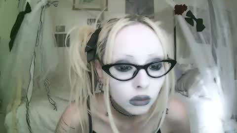 vampire fang  online show from February 20, 2026, 10:21 pm