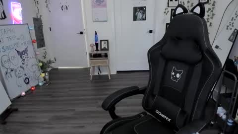 Ella online show from February 5, 2026, 8:57 pm