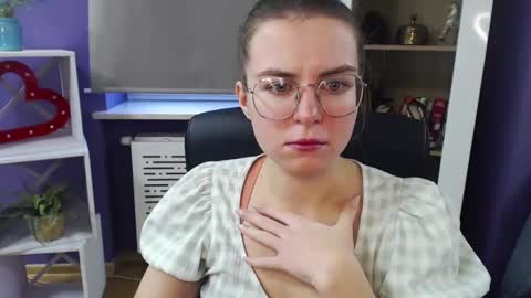 Z O E Y online show from December 18, 2024, 9:14 am