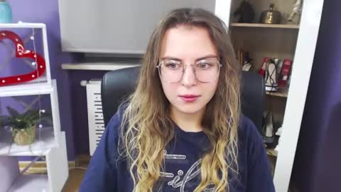 Z O E Y online show from December 19, 2024, 6:01 am