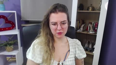 Z O E Y online show from January 7, 2025, 5:22 am