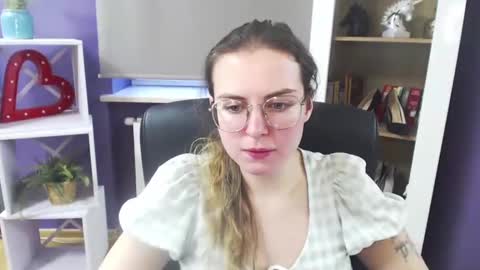 Z O E Y online show from February 6, 2025, 8:39 am