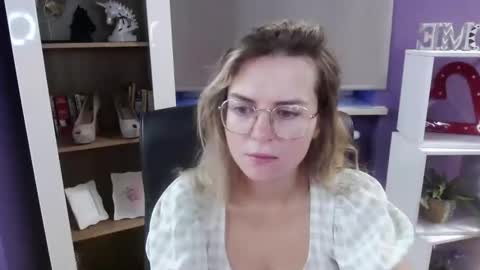 Z O E Y online show from September 9, 2025, 4:23 am