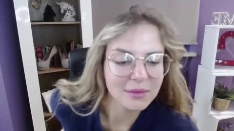 Z O E Y online show from September 19, 2025, 4:25 am