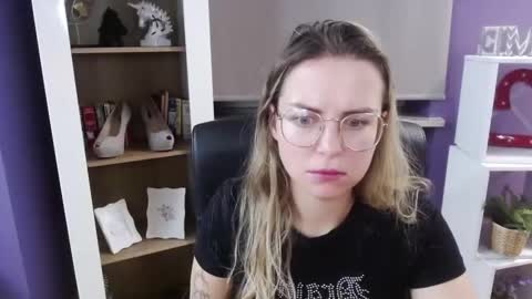 Z O E Y online show from October 1, 2025, 4:18 am